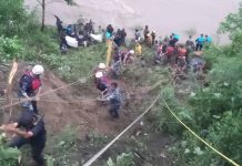 सर्लाहीबाट काठमाडौं आउँदै गरेको बस त्रिशुली नदीमा
