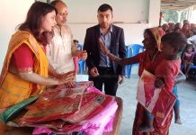 केटापक्षले दाइजो नमागेपछि बेहुलीले गाउँका गरिब, दलितलाई साडी, धोतीलगायत कपडा बाँडे