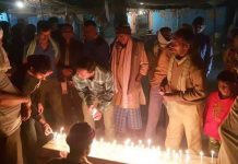 रघुवीर महासेठलाई मन्त्रीबाट हटाएपछि मैनबत्ती बालेर स्थानीय मतदाताले खुशियाली मनाए