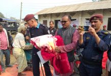 सामाजिक विकास मन्त्री नबल किशोर साह र राजपा महासचिव राजीव झा द्वारा संयुक्त रुपमा कम्वल वितरण