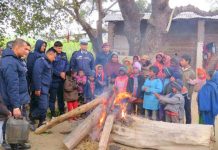 रौतहट प्रहरीले चिसो पीडितलाई आगो ताप्ने सहयोग