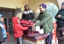 चिसो प्रभावित बालबालिकालाई डा. राजेश अहिराजले गरे कम्बल सहयोग