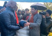 माइतीघरमा रहेका उखु किसानहरुलाई खाना र न्यानो कपडा