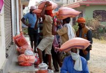 चन्द्रनिगाहपुरका ठेला मजदुरलाई ब्यापारीको राहत