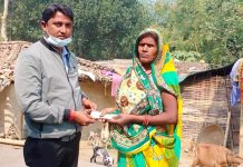 गरिवको खुशियालीमा गाउंपालिका अध्यक्ष अरुण साहकाे साथ