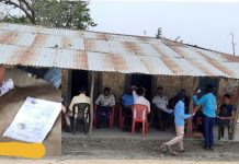 शिक्षक अगाडि परीक्षार्थीहरुले किताबबाट परिक्षा दिदै, प्र.अ.समेतले बने मूकदर्शक